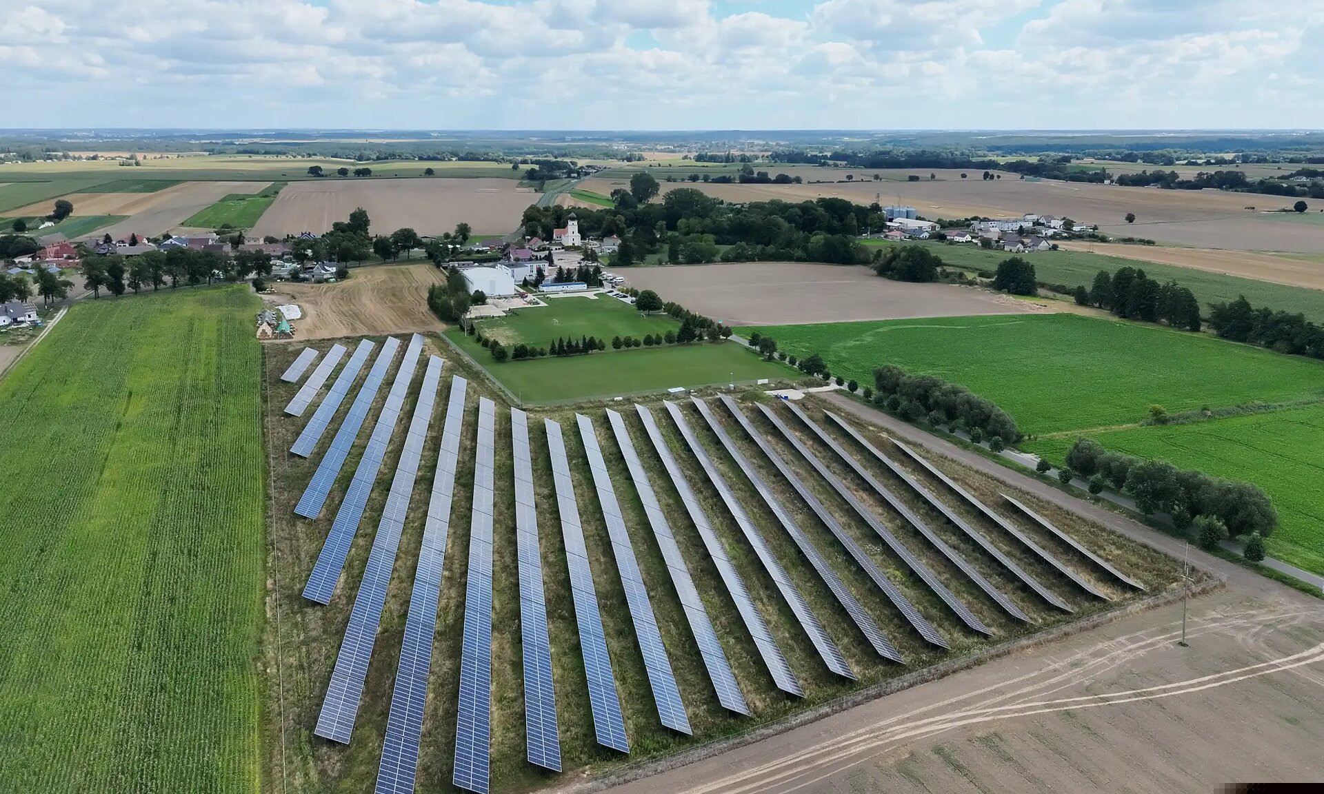 Drohnenaufnahme eines Solarparks - PV-Anlagen Inspektion aus der Luft